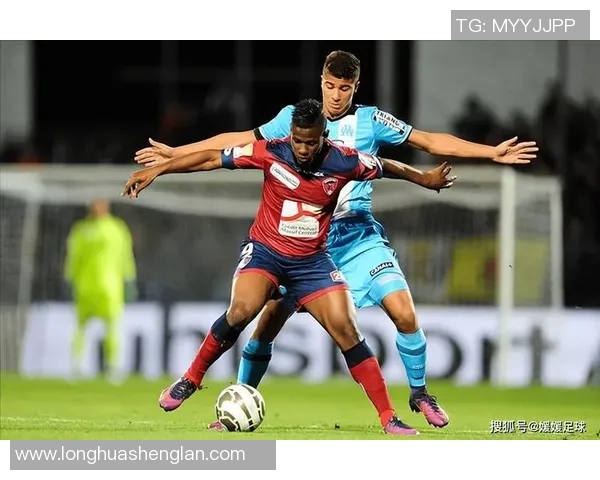 斯特罗与莫尔德的激烈对决揭示足球战术的精彩与魅力